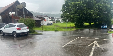 Ein vom Parkplatz Linthpark kommender 12-jähriger Velofahrer und ein 81-jähriger E-Bike-Fahrer stiessen auf der Bleichstrasse zusammen.