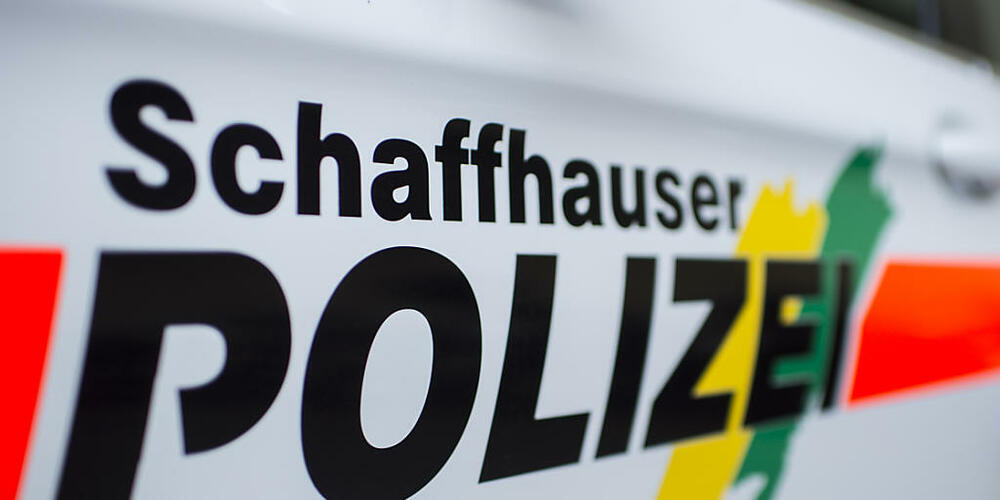 Die Schaffhauser Polizei hat am Dienstag einen 19-jährigen Mann festgenommen. Dieser soll Personen mit einem Messer bedroht haben. (Symbolbild)