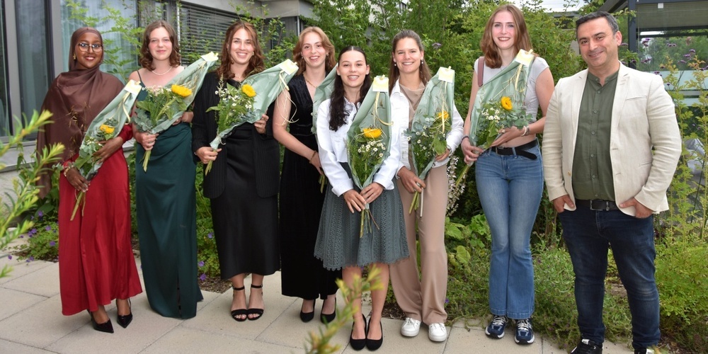 Durften ihren Abschluss in der SRFT feiern: (von links) Ruweyda Hashim (Fachmatura Gesundheit), Sarina, Hafen Alessia Millius (Fachfrau Gesundheit EFZ, FaGe), Salome Burkhart (FaGe), Jana Fässler (FaGe), Timea Sturzenegger (FaGe), So-phie Tabellion (strukturiertes Praxisjahr FH Pflege), Fuat Yildirim (Logistiker EFZ), fehlt im Bild: Larissa Rastoder (FaGe)