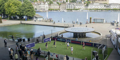 Die Stadt und der Kanton Luzern läuteten am Donnerstag auf dem Europaplatz den Countdown zu den Frauenfussball Europameisterschaften im Juli 2025 ein. Das mobile Fussballfeld wird bis dahin in diversen Luzerner Gemeinden unterwegs sein.