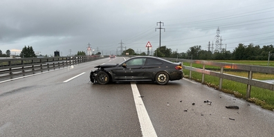 Beim Selbstunfall infolge Aquaplanings auf der Autobahn A3 in Niederurnen entstand am Auto erheblicher Sachschaden.
