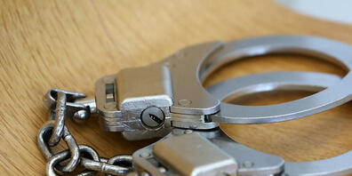 Die Zuger Polizei hat sechs Männer, welche in eine tätliche Auseinandersetzung in Zug involviert waren, festgenommen. (Symbolbild)