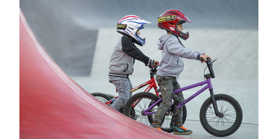 Auf Wellen und in Steilwandkurven üben die Kids ihre Geschicklichkeit und Fähigkeiten auf den rollenden Sportgeräten.