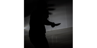 Ein 19-jähriger Mann bedrohte eine der anwesenden Personen mit einem Messer.