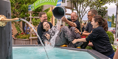 Die Lernenden der Cavelti AG wurden nach alter Tradition in die Gilde Gutenbergs und damit in die Welt der Schwarzkünstler aufgenommen: Mit dem Gautschakt am Freihof Brunnen wurden fünf Aufnahmen besiegelt.