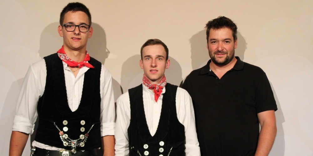 Lehrmeister Hanspeter Hollenstein von der Georg Hollenstein Holzbau AG aus Libingen (rechts) durfte zu Recht stolz auf seine nun ausgelernten Berufsleute sein, schlossen doch Michael Hollenstein (links) und Levin Alpiger als Beste des Zimmermann-Jahrgangs ab.