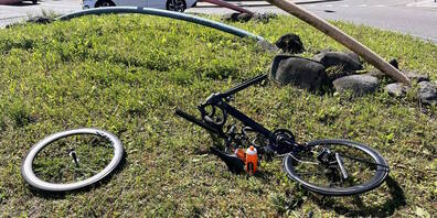 Ein örtlicher Arzt behandelte den Verletzten vor Ort. 