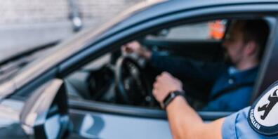 Die Stadtpolizei hat einen Autofahrer kontrolliert, der unerlaubte Waffen mit sich trug.