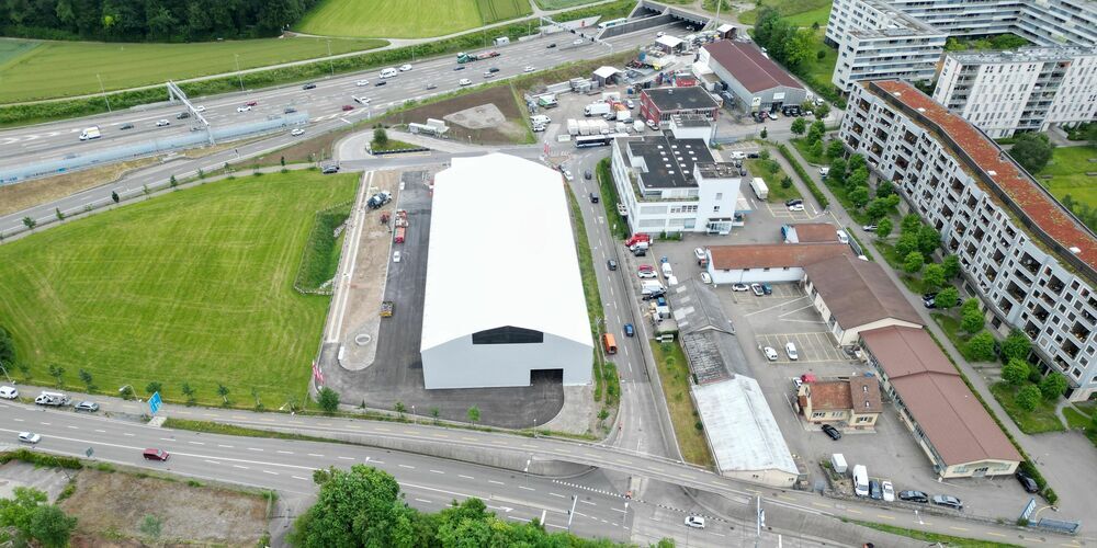 Die Zu- und Wegfahrt zum provisorischen Recyclinghof Looächer erfolgt über die Wehntalerstrasse (im Bild unten). Lastwagen bringen das Sperrgut über die Autobahn ins Hagenholz zur Weiterverarbeitung. 