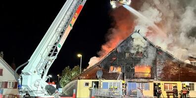 Das Mehrfamilienhaus wurde zum Raub der Flammen.