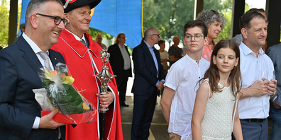 Die Landammannfeier zu Ehren von Michael Stähli in Lachen wurde zur urgemütlichen Sommernachtsparty im Innenhof des Schulhauses Seefeld.