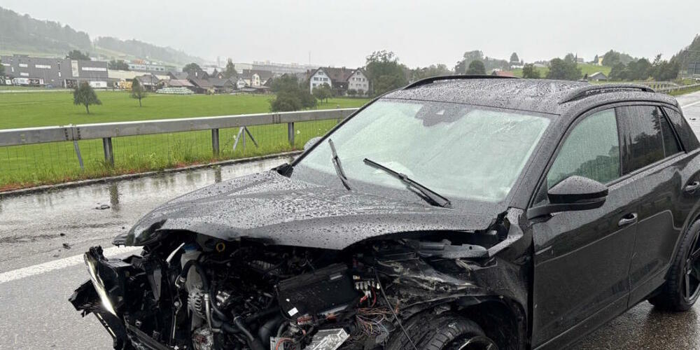 Im starken Regen auf der A1 bei Gossau ins Schleudern geraten.