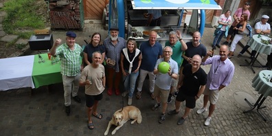 Politiker, Kantonsräte und Vorstandsmitglieder am Einweihungsfest mit Michael Haldemann, Luca Dal Dosso, Celina Hug, Marcel Preiss, Nicole Zeitner, Kantonalpräsident Stefan Leuthold, Ueli Fisch (mit grünem Ball), Andreas Schelling, Matthias Riggenbach, Reto Ammann und Luc Zeitner. (v.l.n.r.)