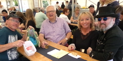 Das gehört zur Balgacher Kilbi: gemütliches Beisammensein im Festzelt des MV Balgach