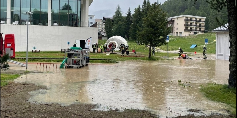 Land unter: In St. Moritz kämpfen Einsatzkräfte gegen das Hochwasser.