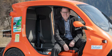 In Disentis sind die E-Tuk-Tuks seit Mitte März unterwegs. Im Bild der Gemeindepräsident von Disentis, René Epp.