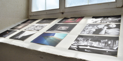 Durch die hohe Luftfeuchtigkeit wellen sich die Papierarbeiten im Kunstraum Reinart. 