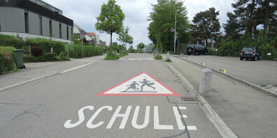 Bitte bremsen! Dieses Signal gilt auch für Schulbusfahrerinnen.