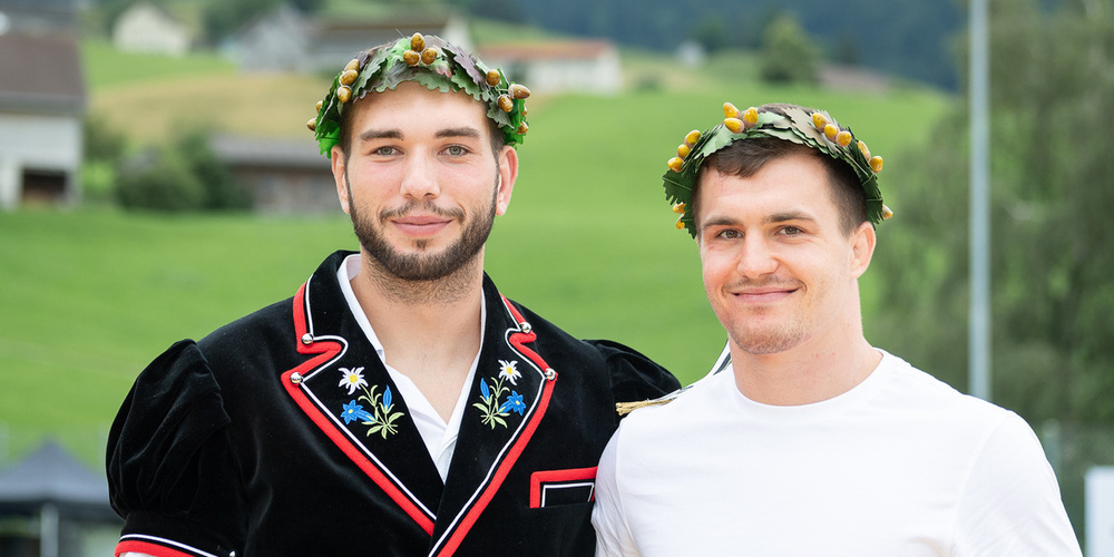 Janosch Kobler (links) und Ramon Betschart (rechts) reisten mit einem Kranz nach Hause.