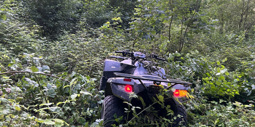 Das Quad stürzte einen Abhang hinunter.