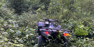 Das Quad stürzte einen Abhang hinunter.