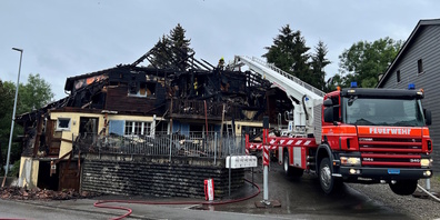 Die im Brandobjekt aufgefundene tote Person konnte identifiziert werden. Es handelt sich um einen 49-jährigen Schweizer, welcher Mieter einer Wohnung war.