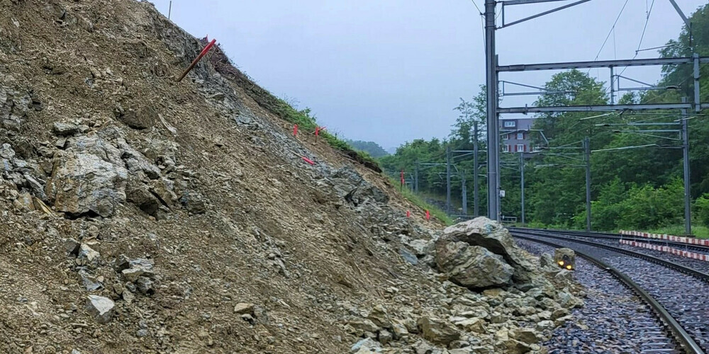Der Hangrutsch vom Mai hat nach wie vor Einfluss auf den Bahnverkehr.