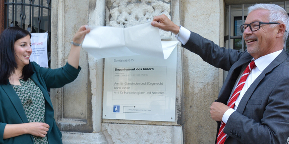  Laura Bucher und Martin Klöti enthüllten an der Davidstrasse in St.Gallen gemeinsam die Tafel des neuen Amtes für Gemeinden und Bürgerrecht.