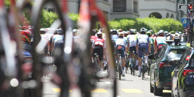 Das Peloton ist längst entschwunden. Die Schadensbewältigung ist im vollen Gange.