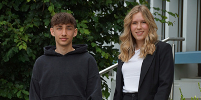 Nedeljko Strugalovic (links) und Annik Früh (rechts) haben ihre Lehre auf der Gemeindeverwaltung Wittenbach erfolgreich abgeschlossen.