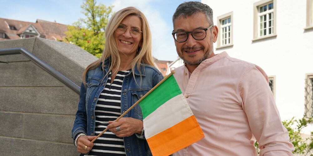 Die Lehrpersonen Susan Benz und Fabio Mares freuen sich namens der Projektgruppe auf die einmalige Kooperation zwischen dem Nationalmuseum von Irland und der Buebeflade. Und sie schwingen bereits die Flagge der Republik Irland.