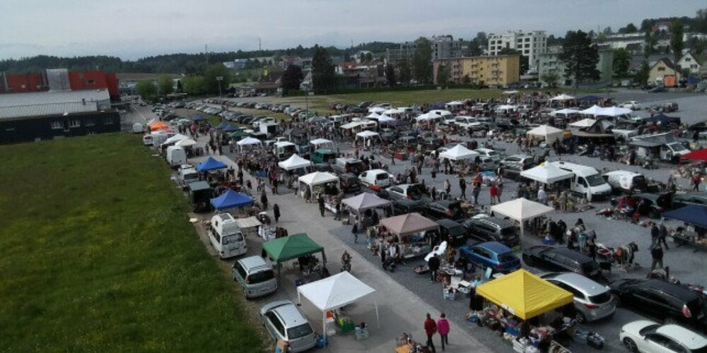 Beim Aussen-Flohmarkt bei der Eishalle Wetzikon kann man ohne Anmeldung teilnehmen.