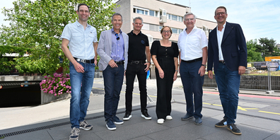 Machen gemeinsame Sache für ein einheitliches Quartier am Bahnhof Pfäffikon (von rechts): Patrick Mächler und Hugo Mächler von der Mächler Grund+Bau AG, Janine Vogelsang von den 720° Architekten AG, Jakob Gattiker und Peter Meienberg von der Allwerk AG, sowie Markus Inglin von der Contractplan AG vor dem Block, der gerade abgerissen wird.