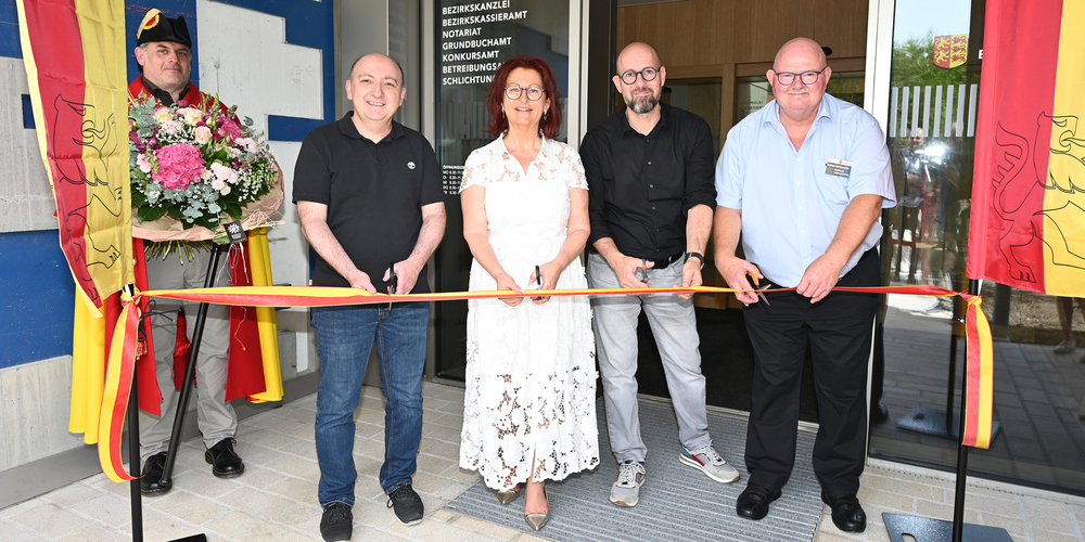 Begleitet von Bezirksweibel Thomas von Atzigen (v. l.) eröffneten die Verantwortlichen das neue Rathaus und Justizgebäude des Bezirks Höfe in der Leutschen Freienbach: Thomas Scherer, Senn Architekten; Yolanda Fumagalli, Bezirksammann Höfe; Mathias Fröhlich, Fröhlich Architektur; Stefan Helfenstein, Bezirksrat Höfe. Danach wurden die Räume durch die Bevölkerung «inspiziert». 