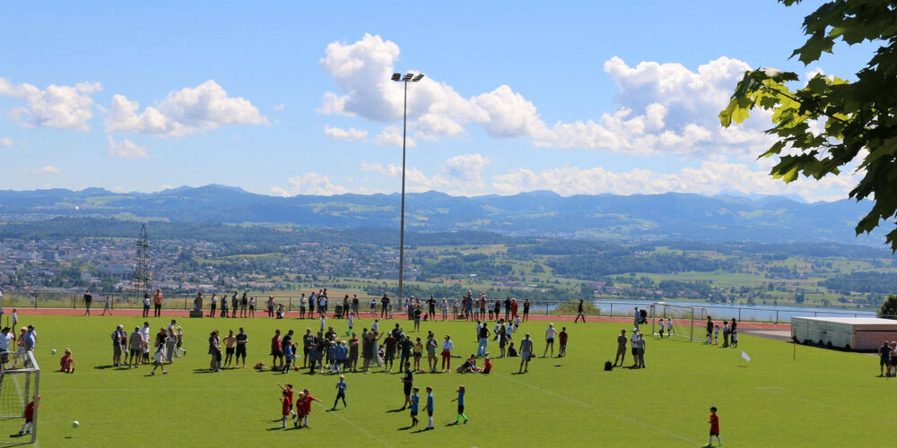 Die Aussichten auf der Sportanlage Looren sind schön. Doch platzmässig stösst der FC Maur hier an seine Grenzen.