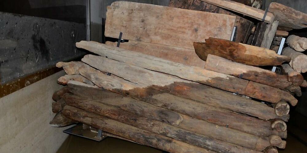 Als das Hochwasser in den Ausstellungsraum in St. Moritz-Bad eindrang, schwamm die 3400 Jahre alte Holzkonstruktion der Quellfassung auf und wurde beschädigt. (Archivbild)