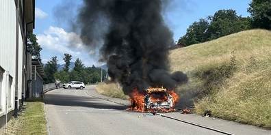 Beim Einbiegen in die Lütschbachstrasse nahm der Lenker Rauchgeruch wahr, stellte das Auto ab und verliess es unverletzt. Darauf fing das Auto Feuer.