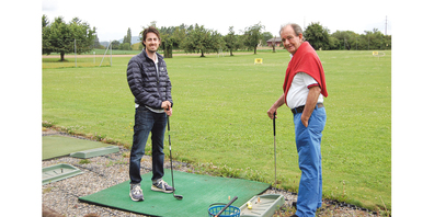 Sandro Zoller erhält eine Privatlektion von Swiss PGA Pro Thomas Villiger (r). Aller Anfang ist schwer, aber den Geist frei zu kriegen, ist noch schwerer.