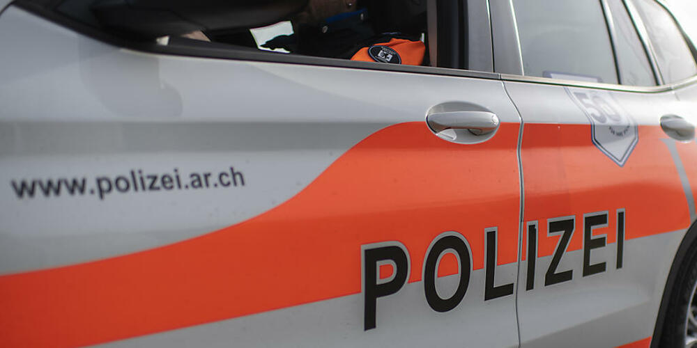 Die Ausserrhoder Kantonspolizei stoppte ausserorts einen Fahrzeuglenker mit massiv überhöhter Geschwindigkeit. (Symbolbild)