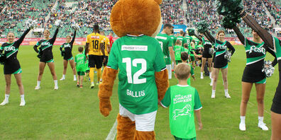 Die grossen Fussballstars aufs Spielfeld begleiten – für 25 benachteiligte Kinder wird dieser Traum Realität.