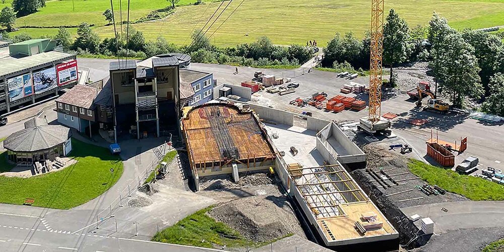 Nach etwas mehr als fünf Wochen Bauzeit nimmt die neue Talstation in der Weglosen bereits mächtig Gestalt an.