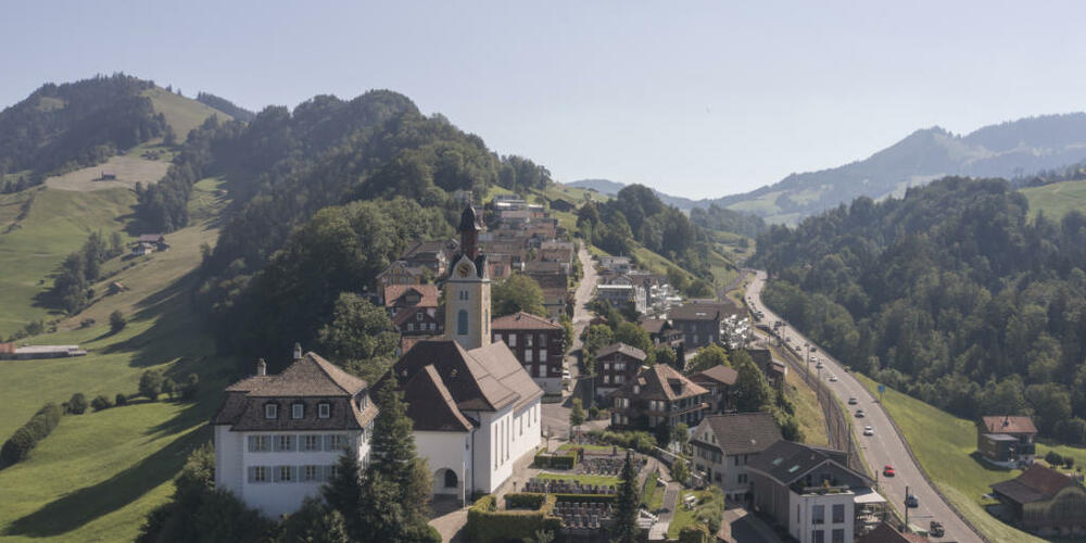 Die Hauptstrasse zwischen Lustnau bei Sattel und Biberegg bei Rothenthurm soll saniert und ausgebaut werden.
