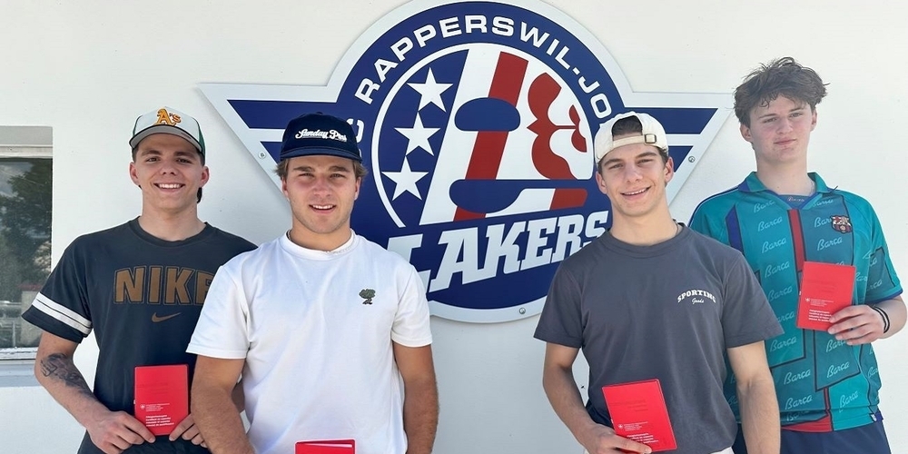(v.l.n.r.) Erfolgreicher Lehrabschluss für die Lakers-Nachwuchsspieler Nachwuchsspieler Andrin Flütsch, Yanik Holzer, Ilja Lüthi und Fabio Domig.