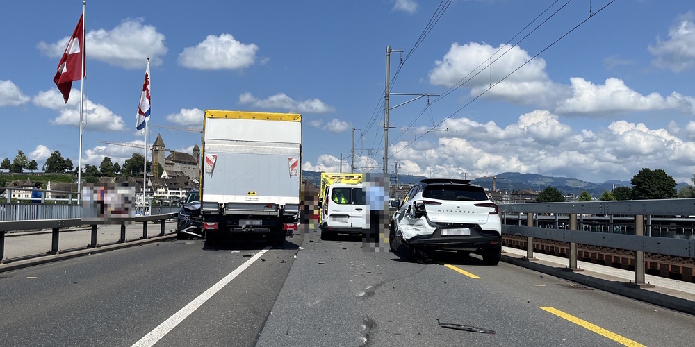 Drei Fahrzeuge waren in den Unfall verwickelt.
