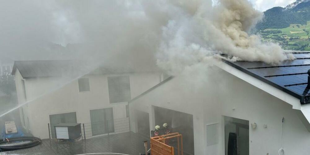 Ein Anwohner informierte die Polizei über eine starke Rauchentwicklung bei einem Haus in Obstalden.