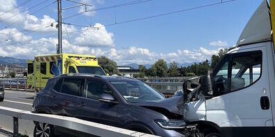Der Lieferwagen kollidierte auf der Gegenfahrbahn mit dem Auto einer 66-Jährigen.