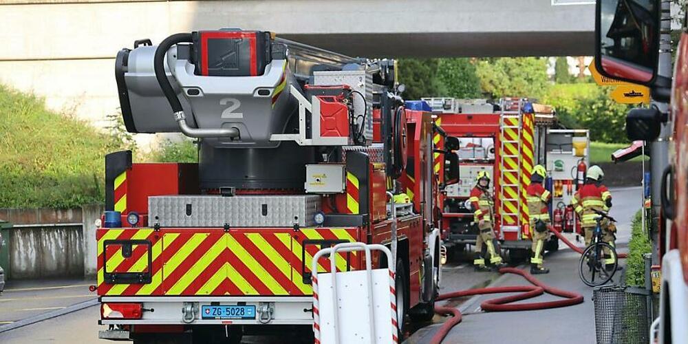 Beim Brand in einem Mehrfamilienhaus in Oberwil bei Zug entstand ein Sachschaden in unbekannter Höhe.