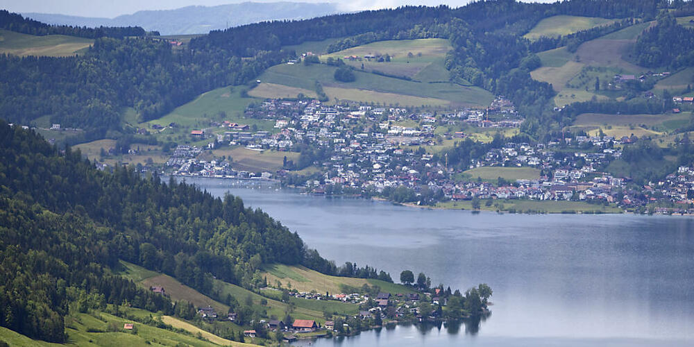 Vorübergehend keine Aussicht auf den Aegerisee: Die Sattel-Hochstuckli-Drehgondelbahn steht wegen eines technischen Defekts für rund eine Woche still. (Archivbild)