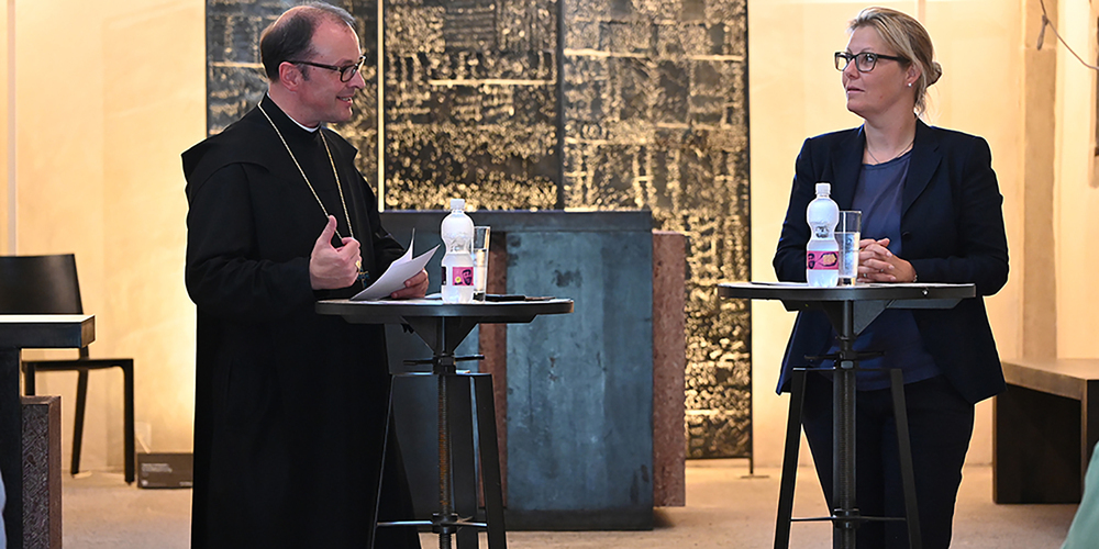 Abt Urban und Susanne Thellung waren in der Pfarrkirche St. Peter und Paul auf der Ufnau weder um Worte noch Anekdoten verlegen.