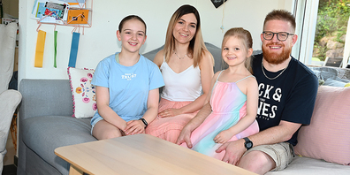 Die Familie Kistner aus Tuggen mit (v. l.) Zora, Chantal, Ronja und Patrik ist bereit für ein Treffen mit der Giraffen-Familie.